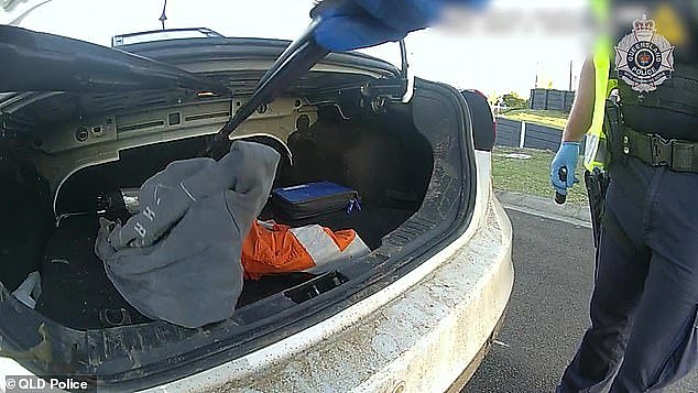 据称警方在被捕男子的车内发现了一把刀和枪