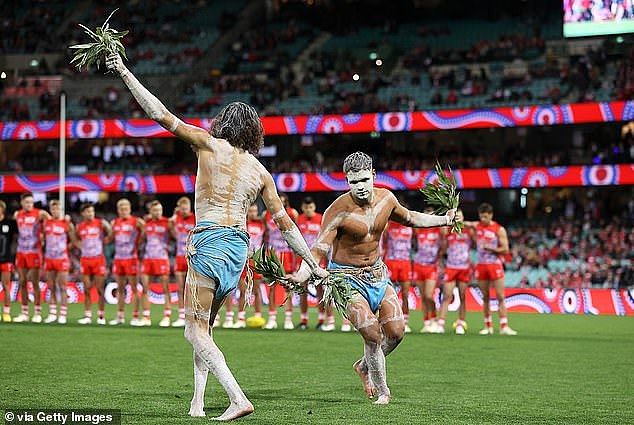 在今年悉尼天鹅队和卡尔顿布鲁斯队之间的第 11 轮 AFL 比赛之前，表演者在 Marn Grook 仪式上跳舞