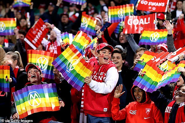 悉尼天鹅队每年举办一次针对圣基尔达圣徒队的骄傲比赛，以提高人们对 LGBTQ+ 社区的认识并促进包容