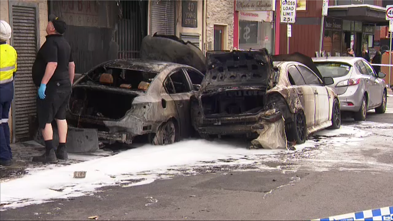 墨尔本内城区汽车着火，殃及一家商店和小车！警方认定火灾“可疑”（组图） - 3