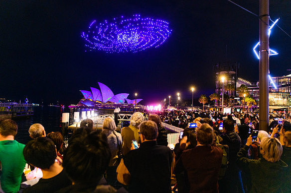 Vivid 2023 期间悉尼港上空的无人机表演。