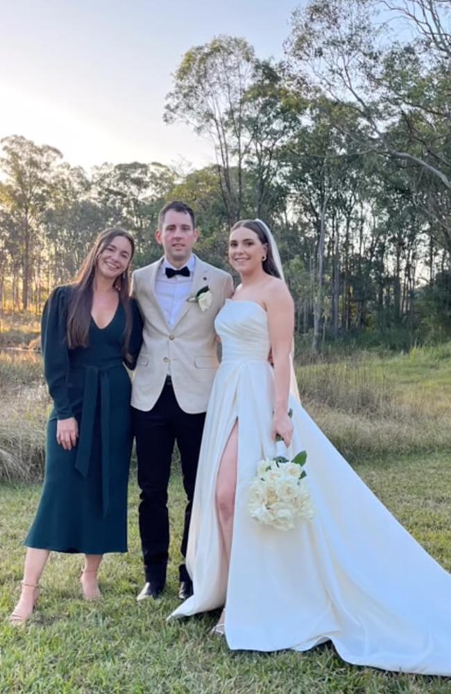 新娘和新郎 Mitchell Gaffney 和 Madeleine Edsell，以及他们的婚礼司仪 Ashley Ogle。 图片：Instagram