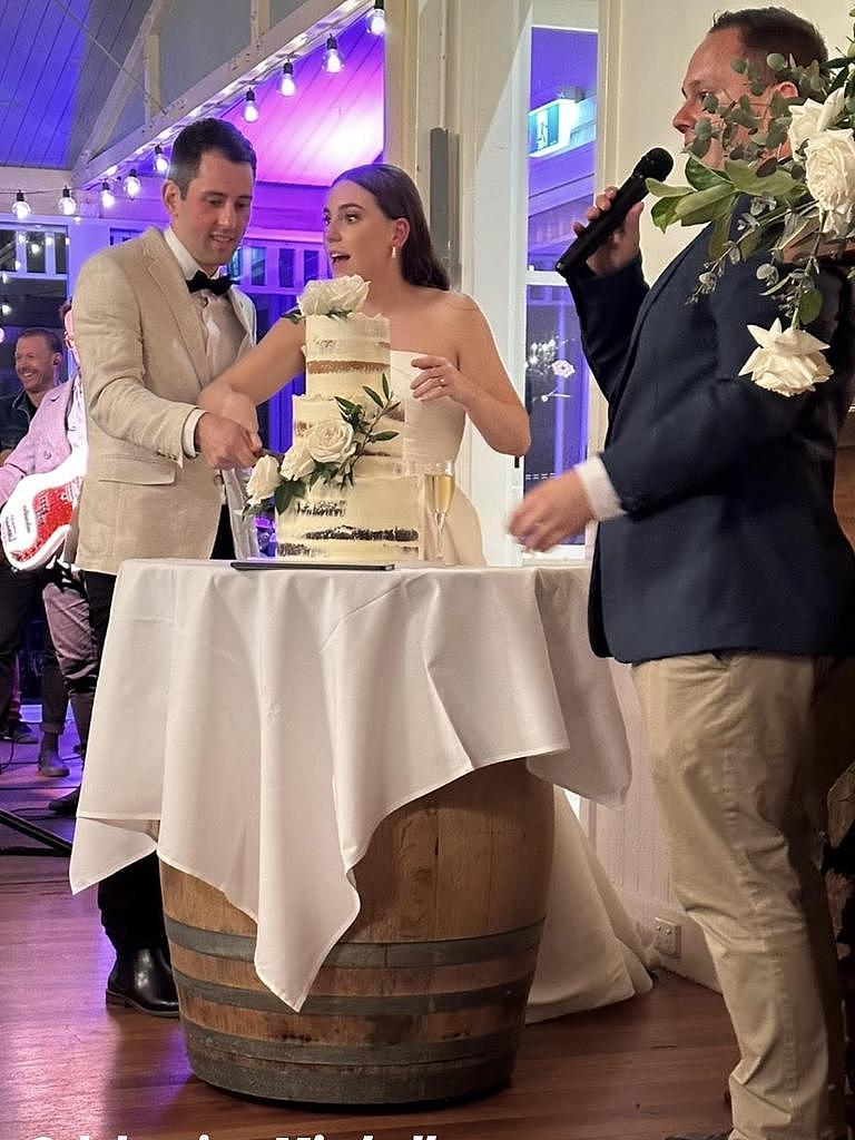 确认身份：新婚夫妇米切尔和玛德琳加夫尼在 6 月 11 日星期日晚上举行的仪式上。图片：Instagram https://www.instagram.com/alextigani/