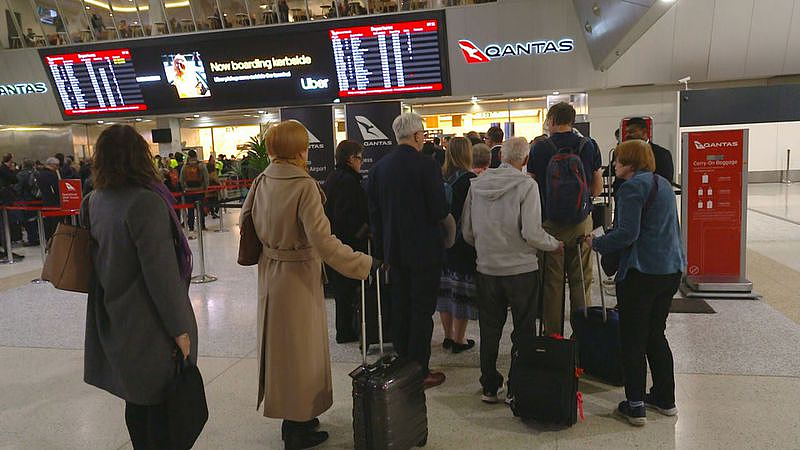墨尔本机场安检门出现漏洞，暂停服务！旅客排起长队（组图） - 2