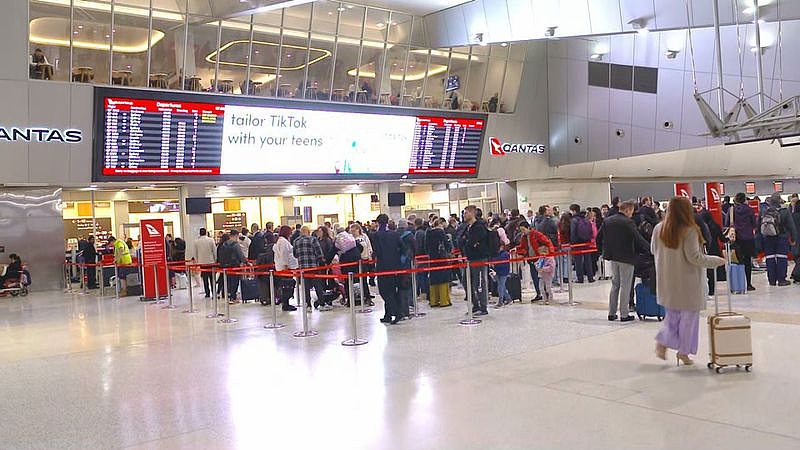 墨尔本机场安检门出现漏洞，暂停服务！旅客排起长队（组图） - 3