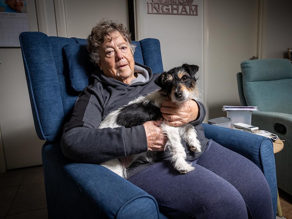 来自墨尔本 Broadmeadows 的 Betty May 和她的宠物狗 Maggie 已经减少供暖以节省电费。 图片：杰克·诺瓦科夫斯基