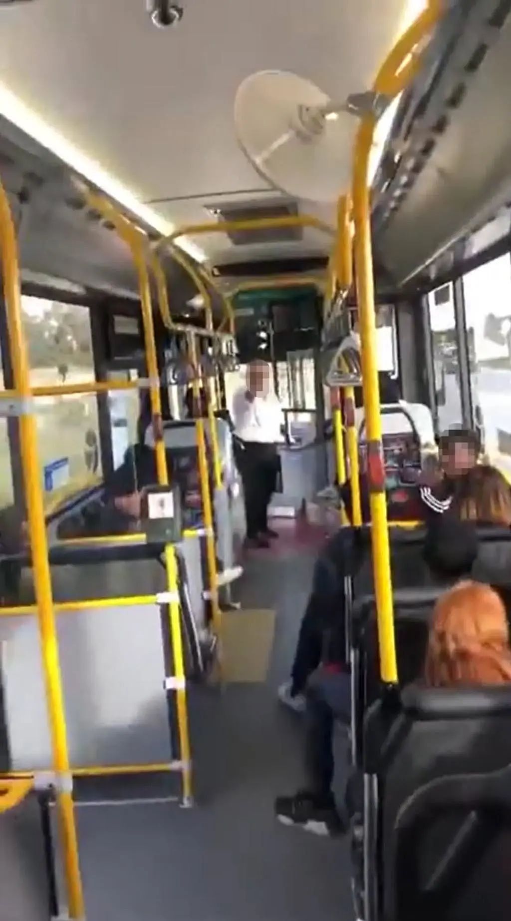 “坐下、闭嘴，规矩点！”珀斯公交车司机推搡辱骂学生，全车学生都怒了（图片） - 2