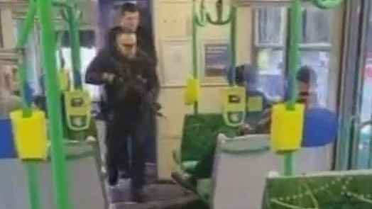 惊魂一刻！澳男持刀冲上CBD电车，威胁要杀害乘客，被警员用电击枪制服（视频/组图） - 7