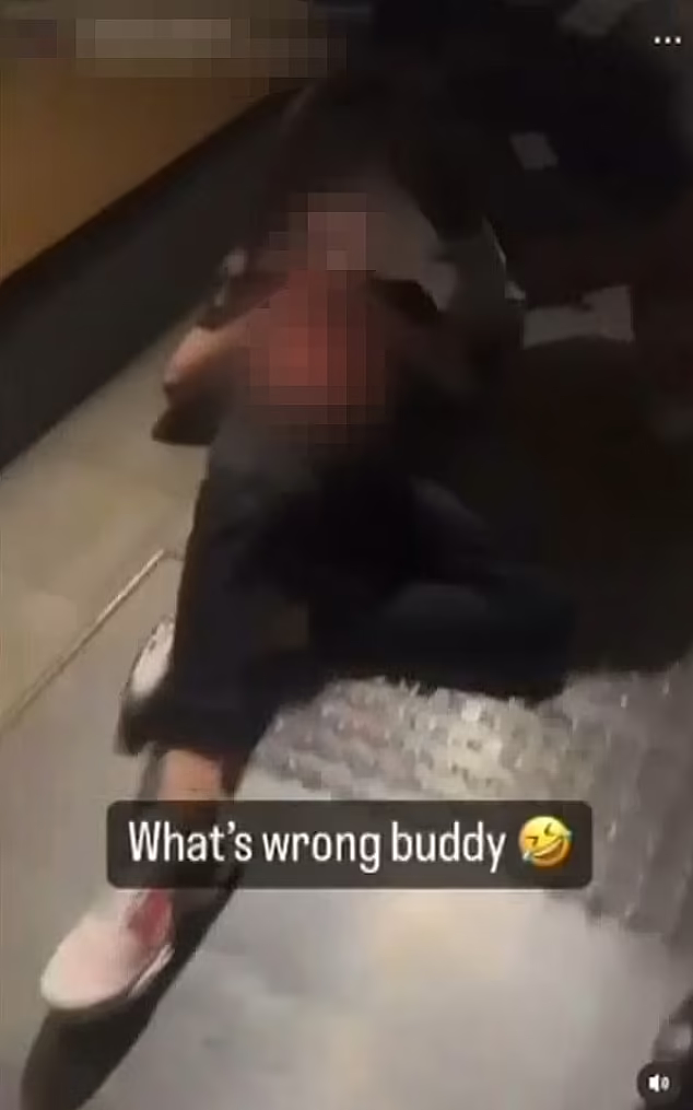 视频曝光！悉尼少年被捅倒地，身上沾满鲜血，照片遭涉案者传至网上，5名男孩被捕（视频/组图） - 2