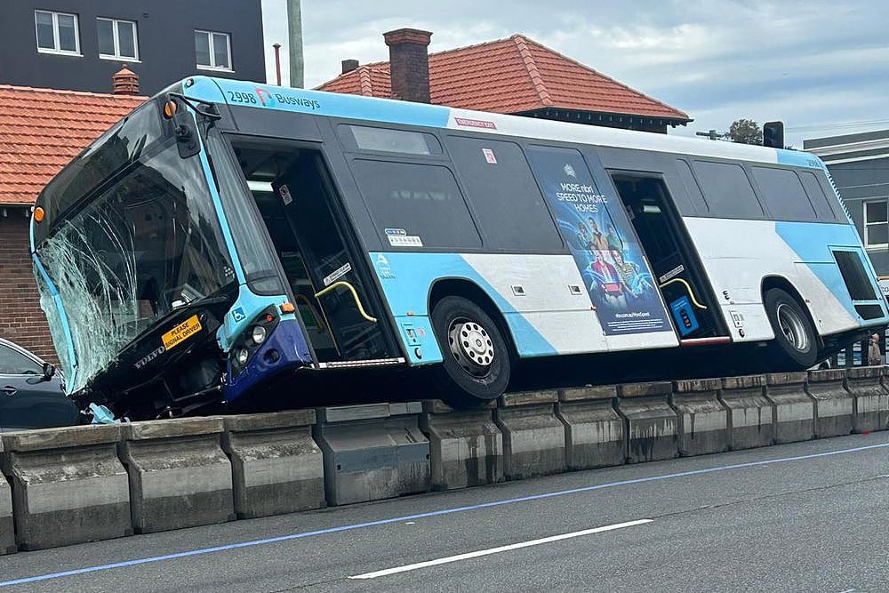 最新！悉尼内西区巴士冲上隔离带，3人送医！事故原因确认：巴士司机突发疾病（视频/组图） - 2
