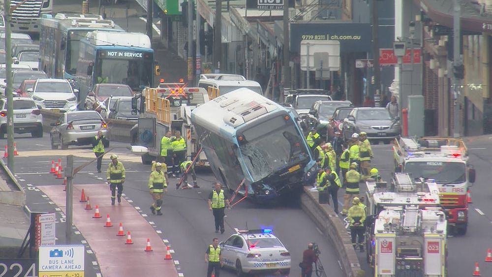 最新！悉尼内西区巴士冲上隔离带，3人送医！事故原因确认：巴士司机突发疾病（视频/组图） - 3