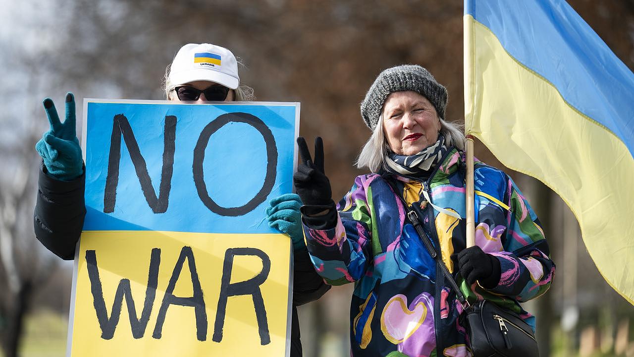 抗议者呼吁结束乌克兰战争。 图片：NCA NewsWire / Martin Ollman