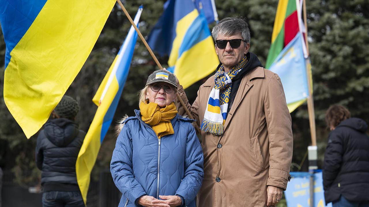 周六早上，乌克兰之友成员冒着堪培拉寒冷的天气。 图片：NCA NewsWire / Martin Ollman