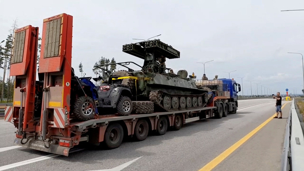 俄罗斯首都莫斯科通往南部多个城市的M-4高速公路沃罗涅日市附近路段，24日出现瓦格纳佣兵集团的运输车辆。 （路透）