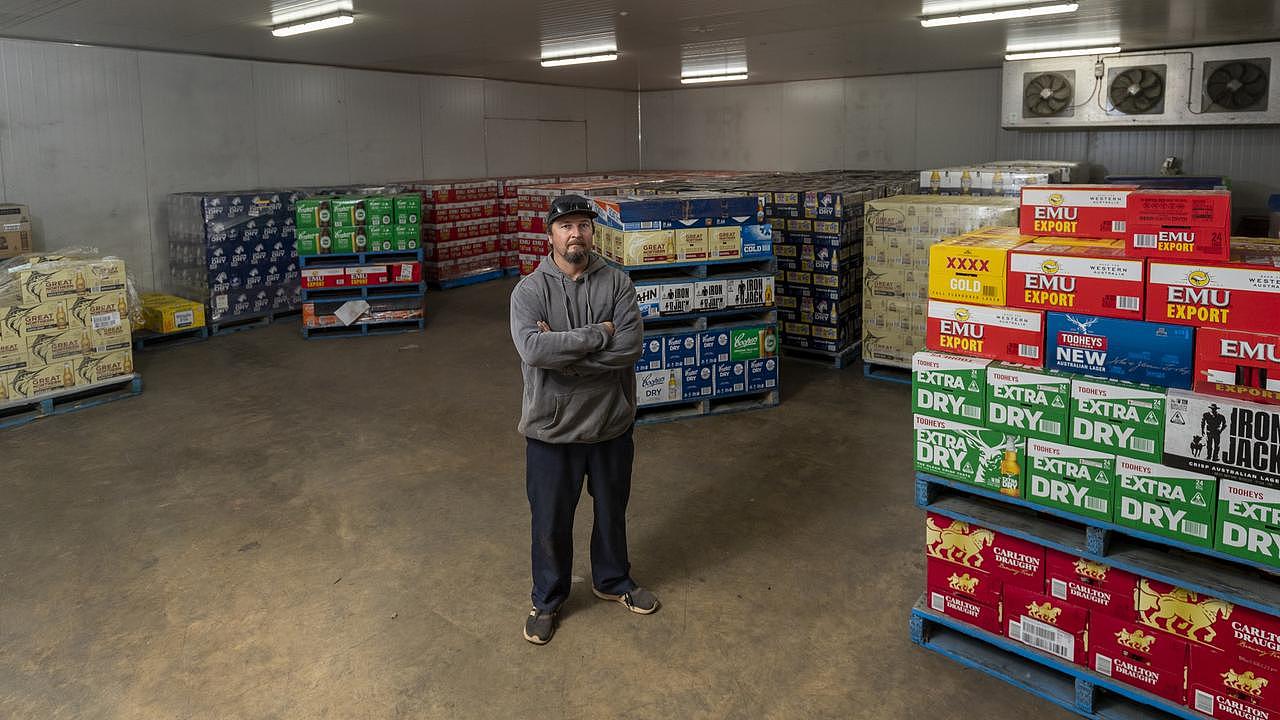 Al's Bottlemart 老板 Nathan Condo 手里有 20 多个托盘的啤酒库存，必须退还给供应商。 图片来源：Jon Gellweiler/news.com.au