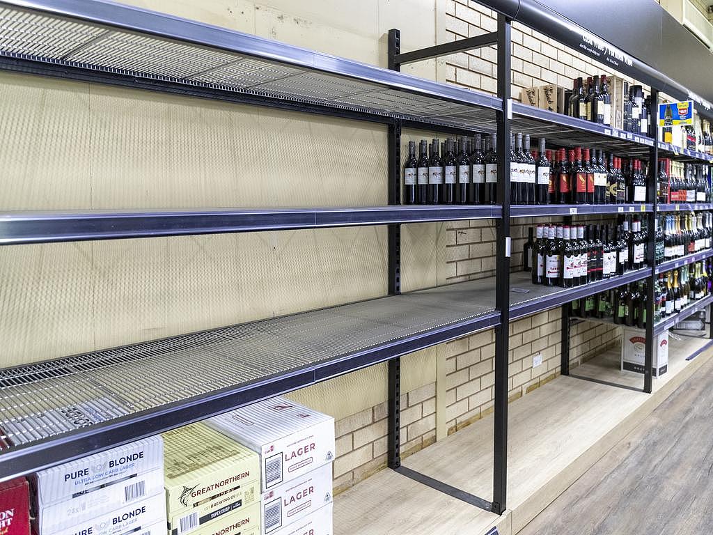 卡那封禁止销售超过 1.5 升的桶装葡萄酒，因此货架上空无一人。 图片来源：Jon Gellweiler/news.com.au