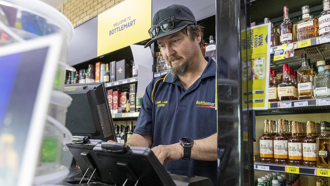 康多先生将顾客的身份证扫描到禁止饮酒登记机中。 图片来源：Jon Gellweiler/news.com.au