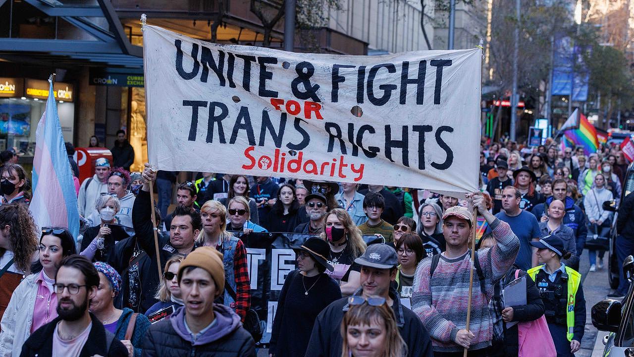 跨性别者权利的参加者是人权支持跨性别者权利集会聚集在市政厅，然后在城市街道上游行。 图片：NCA NewsWire/大卫·斯威夫特
