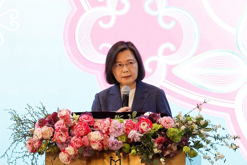 台湾总统蔡英文站在饰有鲜花的讲台上