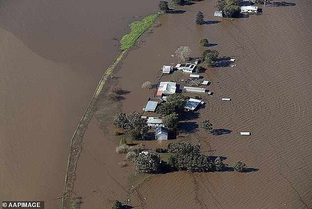 如果存在 50 年一遇的洪水风险，则需缴纳 20% 的押金。 图为 2022 年新南威尔士州严重洪水期间被淹没的房屋