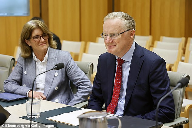 各大银行都预计澳大利亚储备银行下周将再次加息，这将是自2022年5月以来的第13次加息（图为行长菲利普·洛（Philip Lowe）和他的副手、可能的继任者米歇尔·布洛克（Michele Bullock））