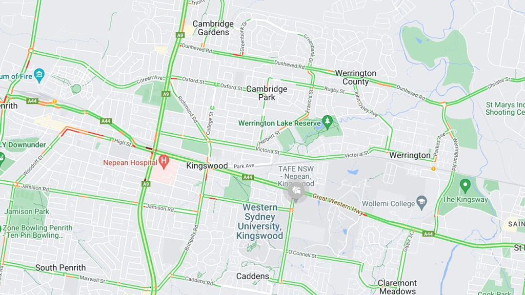 悉尼公共巴士与小车相撞，1人送医！车道关闭致交通堵塞（图） - 2