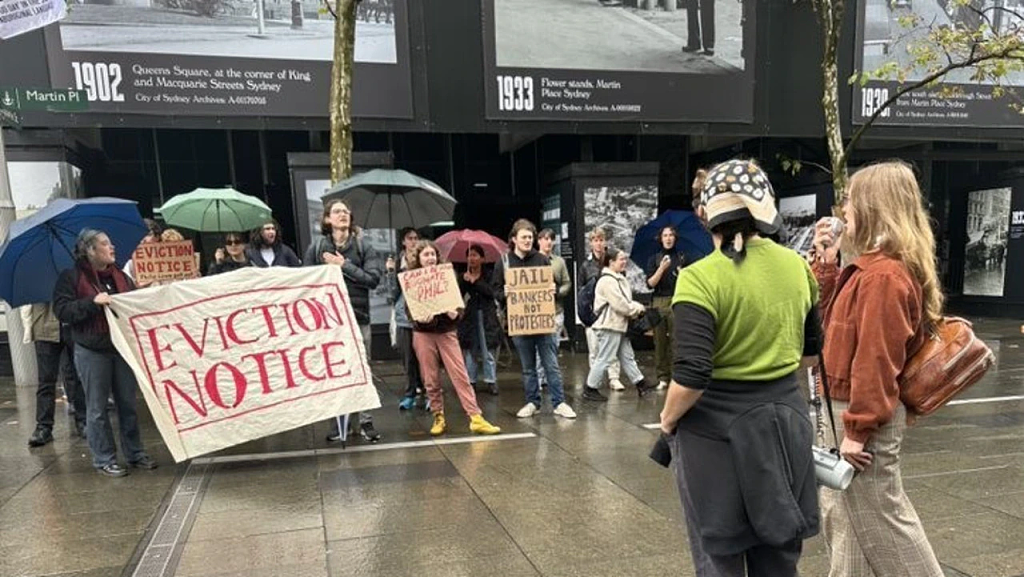 数十名抗议者聚集在澳联储总部外，吁政府提供更多生活补贴（图） - 2