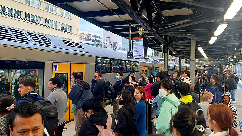突发！悉尼多条城铁线路停运，通勤者被迫改乘巴士（组图） - 1