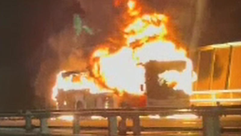 墨尔本公共巴士突发大火，浓烟滚滚！西门大桥车道关闭，交通严重延误（视频/组图） - 3