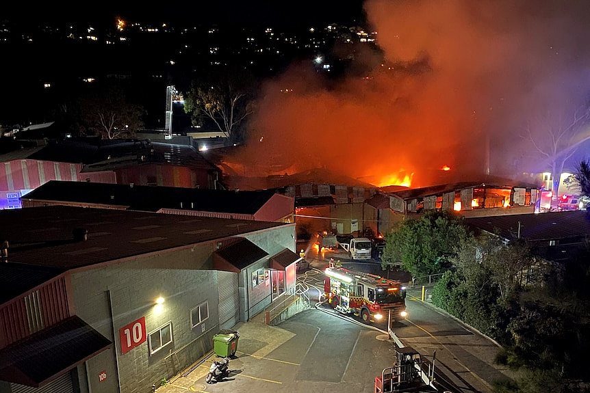 夜间工业建筑冒出滚滚浓烟和火焰