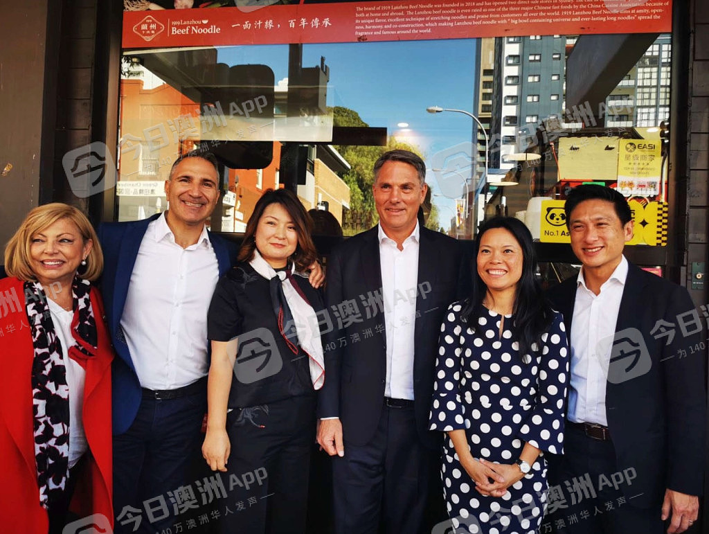 澳洲代总理马尔斯现身悉尼华人区，在中餐馆学做拉面！现场沸腾了（视频/组图） - 1