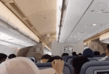 高空惊魂！空姐和乘客被抛上天花板，水瓶抱枕满天飞！亲历者讲述：以为死定了（组图）