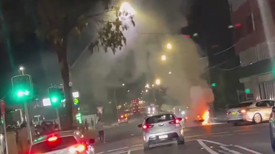 快讯：悉尼Granville街头汽车着火，现场浓烟滚滚（视频/组图） - 1