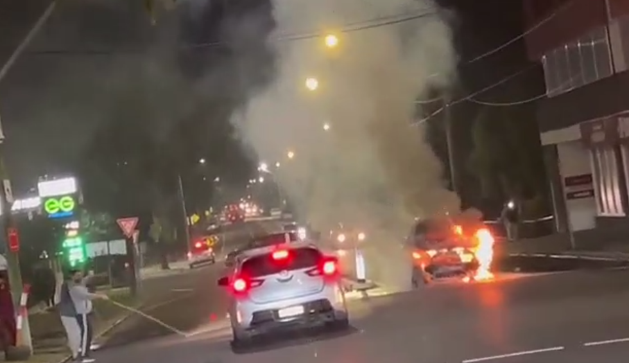 快讯：悉尼Granville街头汽车着火，现场浓烟滚滚（视频/组图） - 2