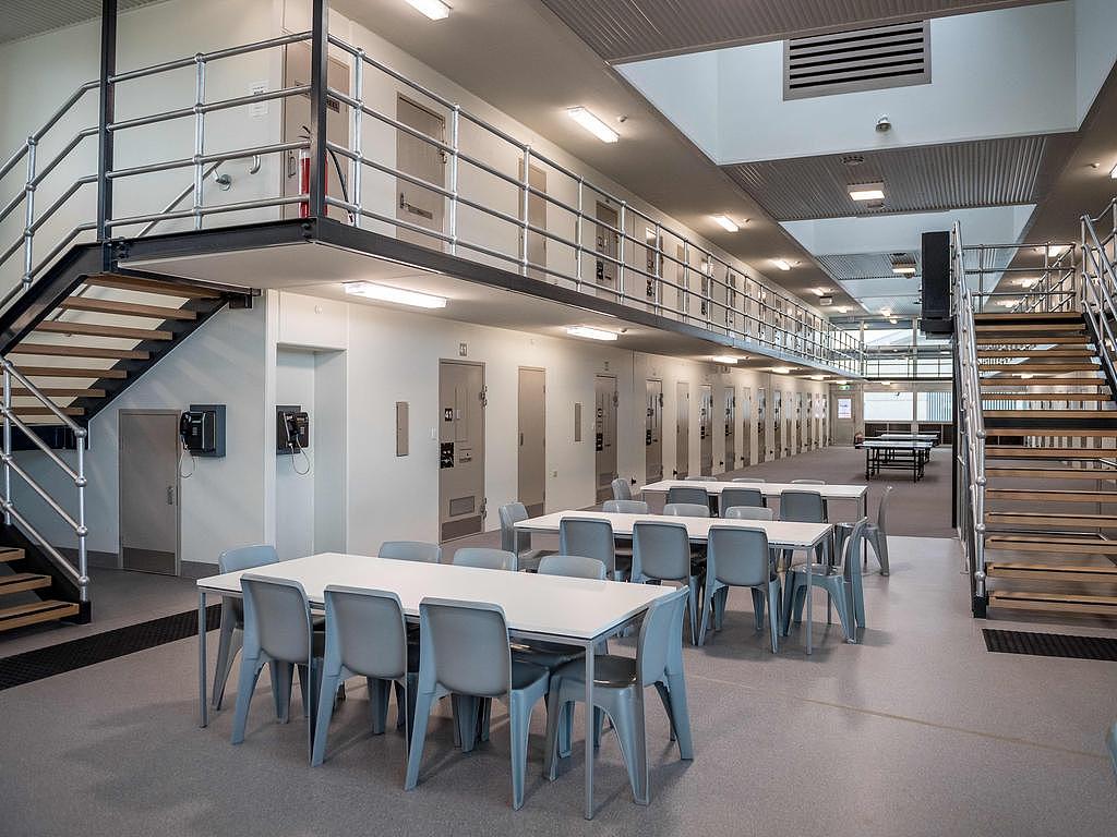 拉文霍尔 (Ravenhall) 由监狱运营商 GEO 集团运营。