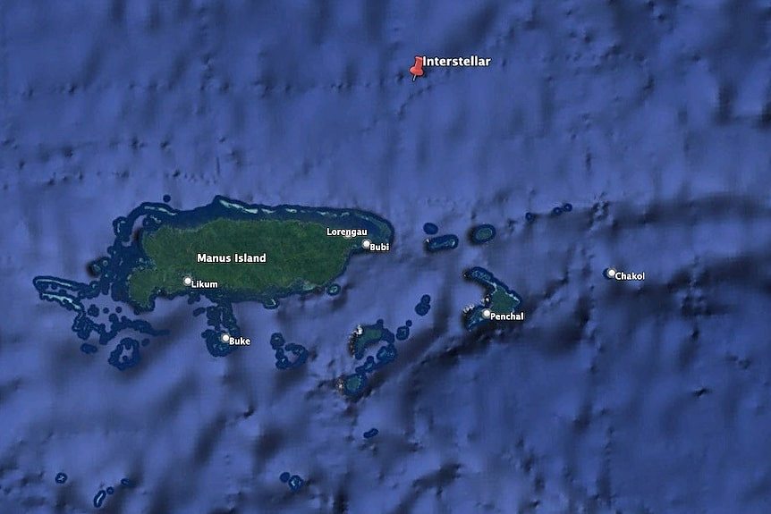 地图显示，在蓝色海洋中，红色图钉所在位置靠近一座绿色岛屿。