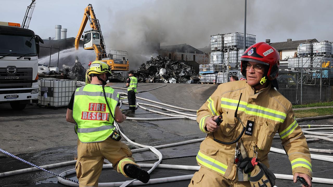 目前，超过 40 名消防员正在格林纳克现场，试图扑灭一家废金属工厂的大火。 图片：马克斯·梅森-胡伯斯