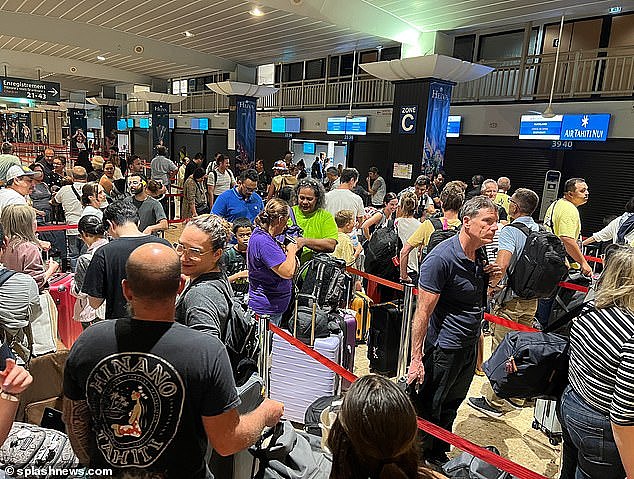 澳大利亚和新西兰旅客度过了恐怖的一周，塔希提岛航空的机组人员罢工导致航班延迟取消，旅客被迫寻找住宿或在机场等待（如图）