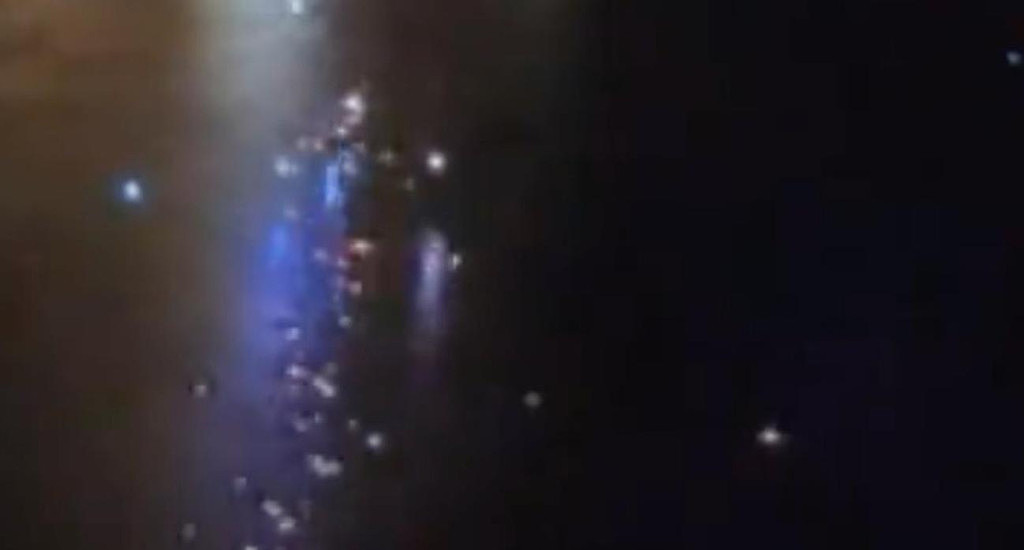 无人机变“落汤机”！墨尔本女足世界杯庆祝活动尴尬一幕，数百架无人机集体坠河（视频/组图） - 3