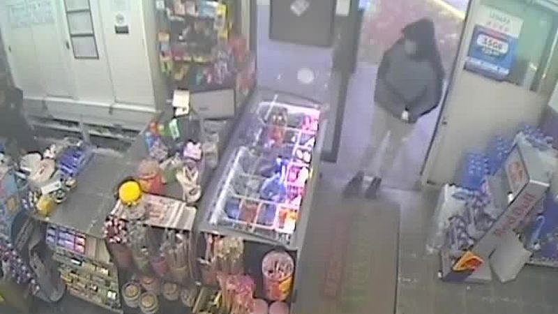 悉尼商店遭持刀抢劫！男子威胁店员开收银机“吃瘪”，抓起香烟迅速逃离（视频/图） - 2