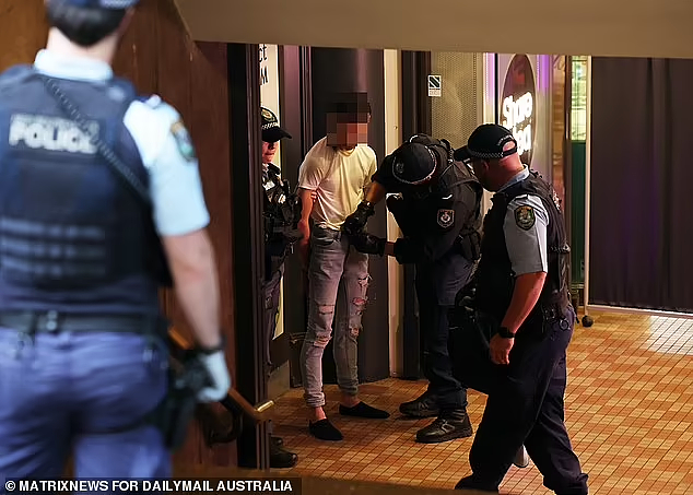 悉尼CBD上演戏剧一幕！警方逮捕多名青少年，被捕后还挑衅大骂路人（视频/组图） - 2