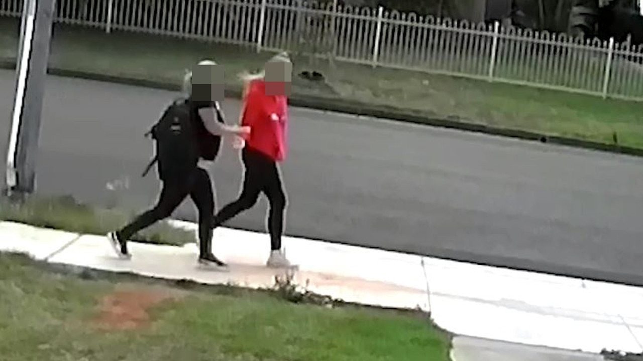 两个女人互相击掌。 图片：维多利亚警方