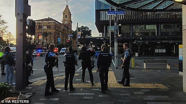 新西兰警方在新西兰奥克兰中央商务区现场应对大规模枪击事件