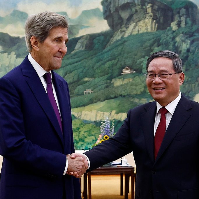 李强与克里于北京会晤。