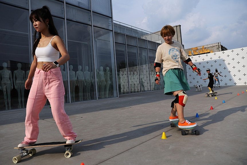 两名女性在北京一起滑滑板