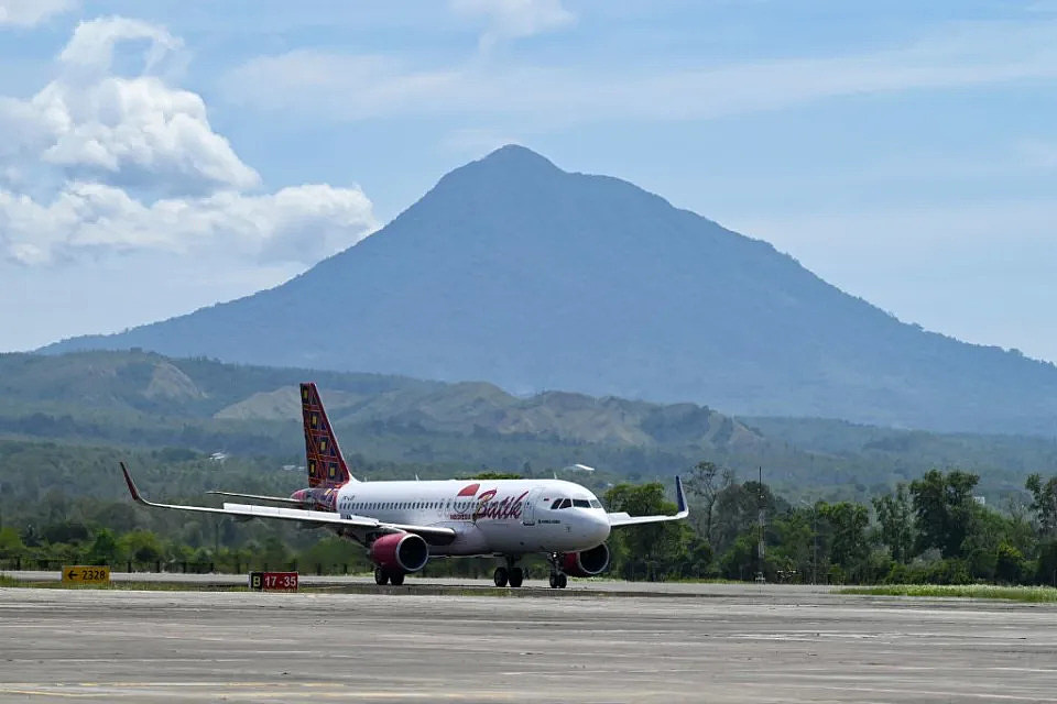 Batik Air 工作人员拒绝了该澳大利亚旅客的护照。 来源：盖蒂