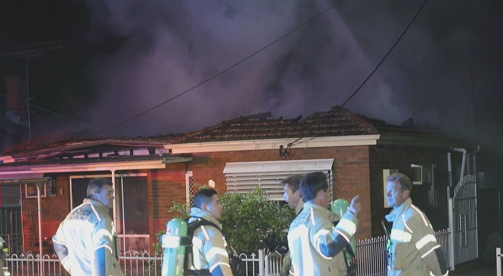 快讯：西悉尼今晨突发大火，消防员轻度烧伤（组图） - 2