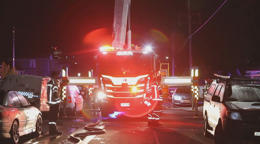 快讯：西悉尼今晨突发大火，消防员轻度烧伤（组图） - 3
