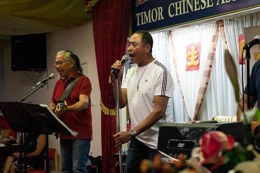 易先生在新南威尔士州华人帝汶联谊会的一次聚会上演唱。