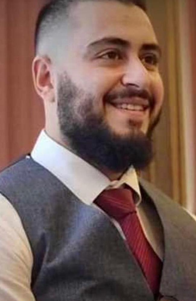 25 岁的艾哈迈德·阿扎姆 (Ahmad Al-Azzam) 于周日在格林纳克 (Greenacre) 的车内遭枪击，于周四早上死亡。 他是本周五起枪击事件中第二个死亡者。 图片：脸书。